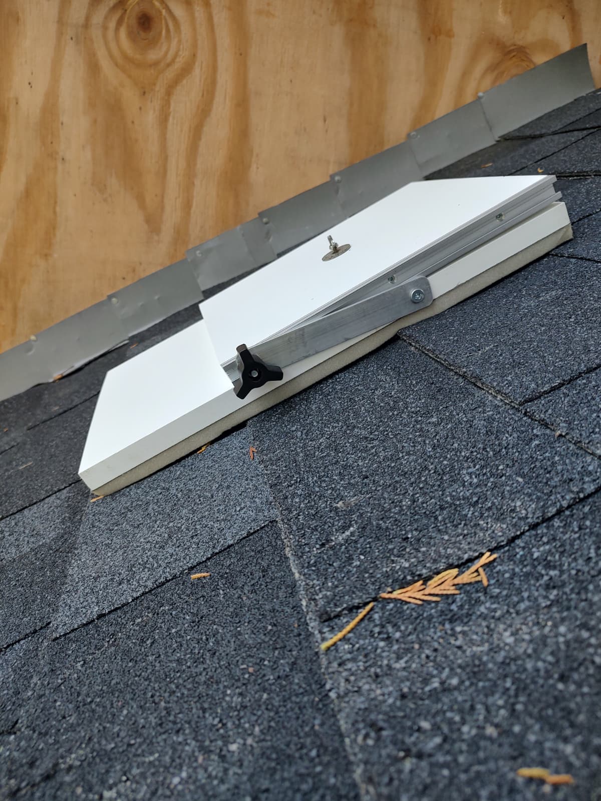 Close-up of Roof Stable Table hinge with knurled metal and gold pivot
